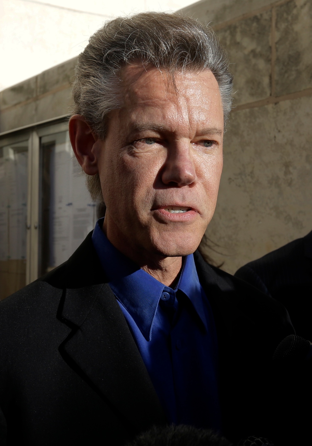 Randy Travis speaks at Grayson County Courthouse