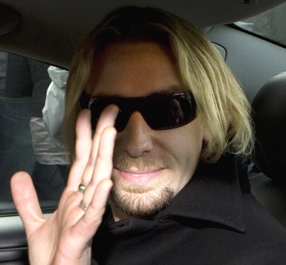 Chad Kroeger, lead singer of the band Nickelback waves as he leaves the Provincial Court in Surrey, B.C., on Thursday, May 1, 2008.  (Jonathan Hayward / THE CANADIAN PRESS)