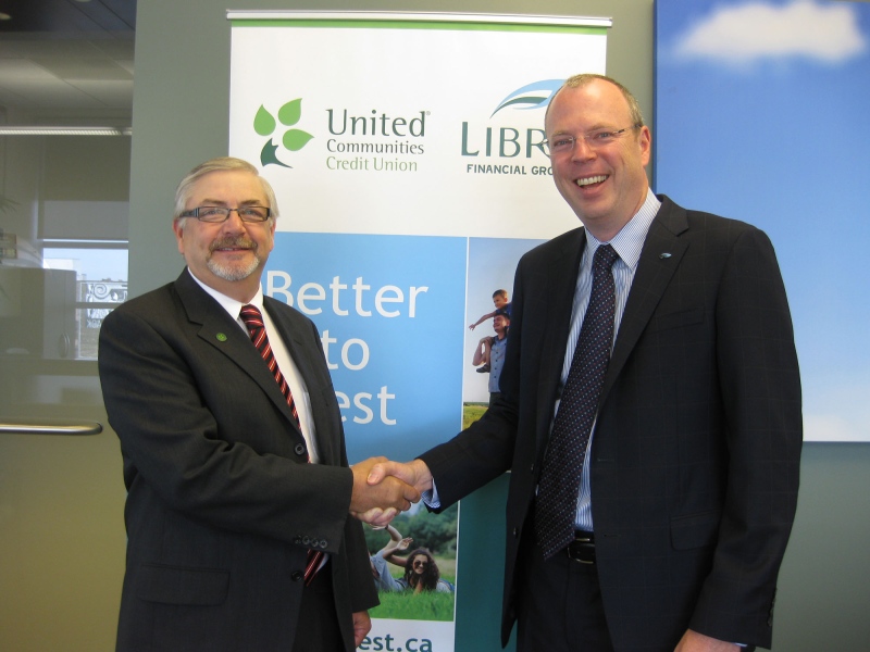 Jim Lynn, President and CEO of United Communities Credit Union (left), and Stephen Bolton, President and CEO, Libro Financial Group, announce their intention to merge the co-operative financial institutions. (CNW Group/Libro Financial Group)