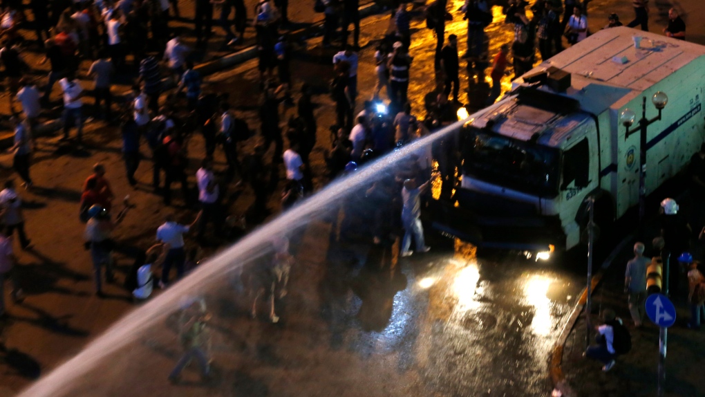 Water canon sprays protesters, Istanbul