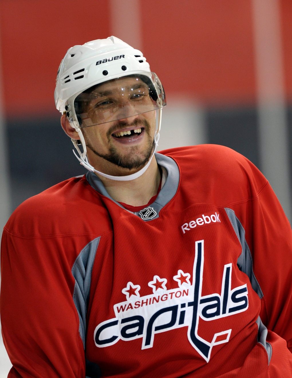 Capitals star Alexander Ovechkin keeps distance from media after