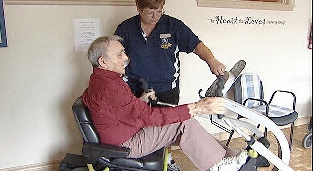 Physiotherapy assistant France Robert with patient