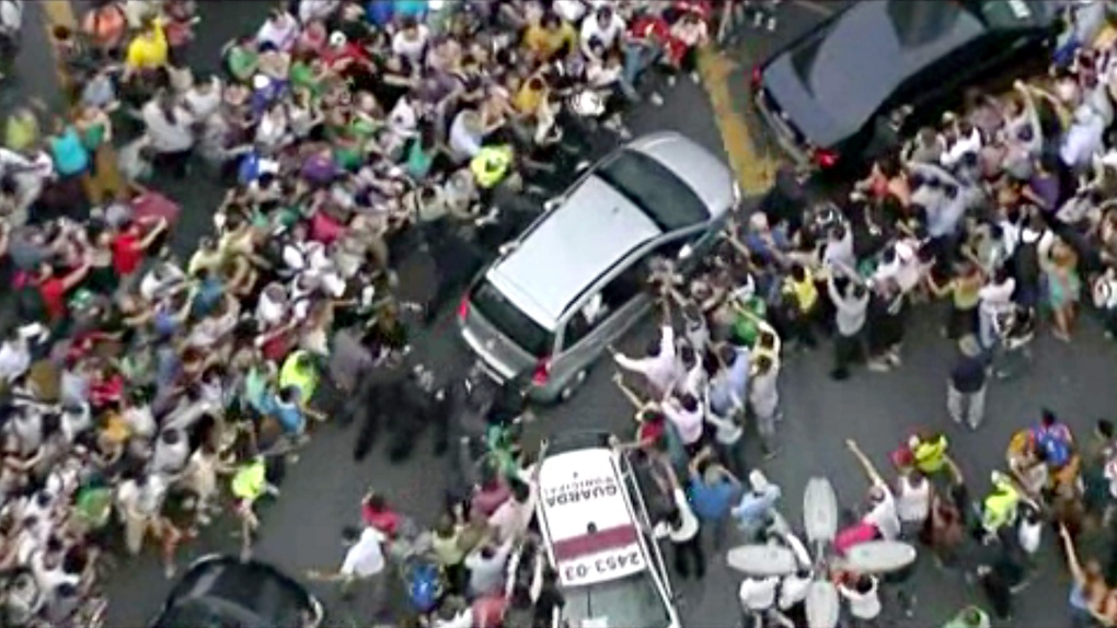 Wrong turn in Pope's car leads to mob scene