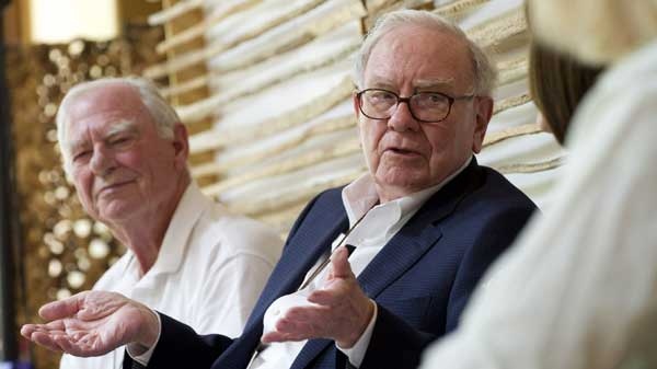 In this photo provided by the Giving Pledge Gathering, philanthropists Gerry Lenfest, left, and Warren Buffett take part in a discussion, Friday, May 6, 2011, in Tucson, Ariz. 