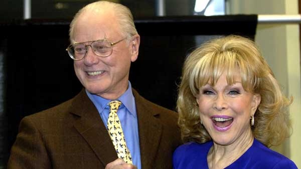 "I Dream of Jeannie" co-stars Barbara Eden and Larry Hagman pose for photos before signing copies of the newly-released first season DVD of their show Wednesday, March 15, 2006 at a bookstore in New York. (THE ASSOCIATED PRESS / Jason DeCrow)