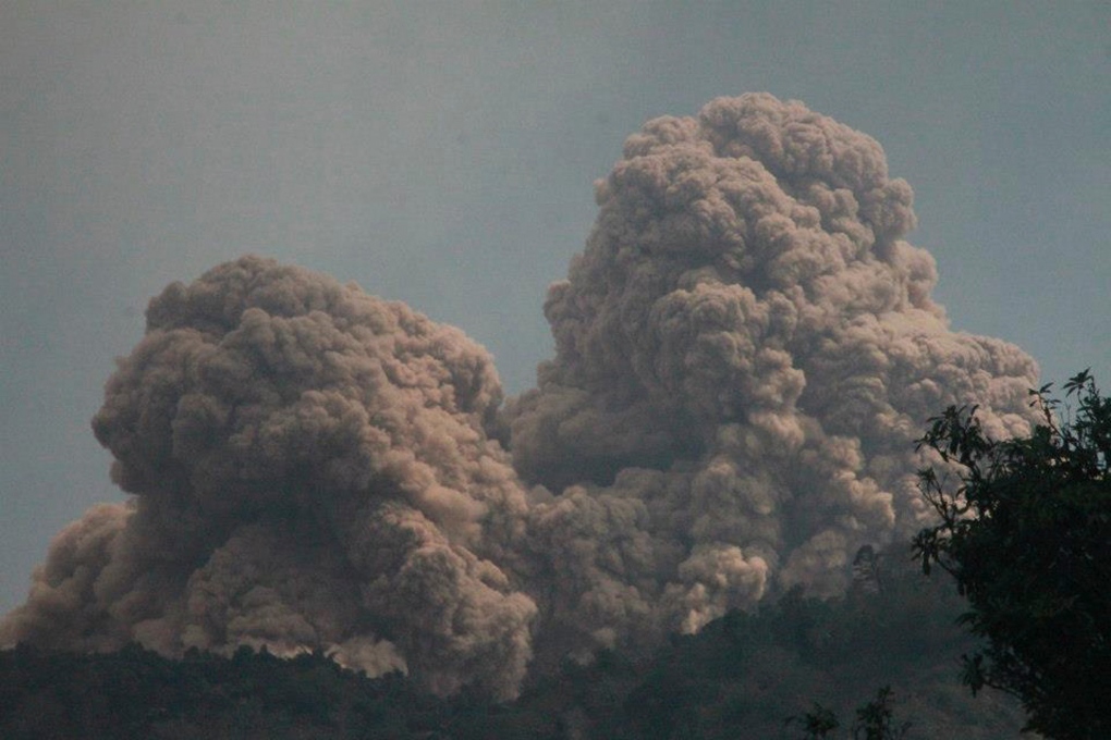 6 killed after volcano erputs in Indonesia