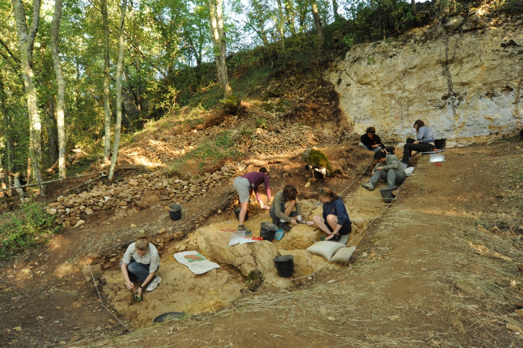 Excavation of the Neanderthal site of Abri Peyrony