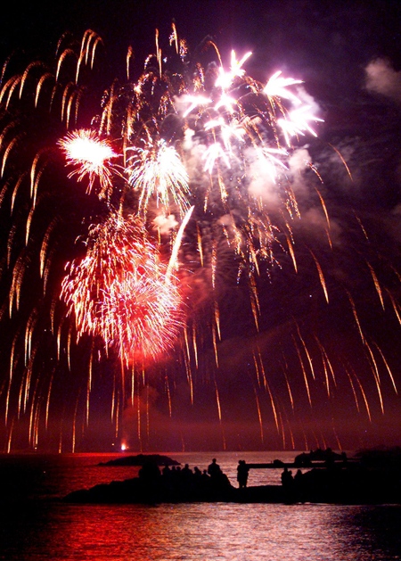 People line the shore of Lake Ontario at Ashbridges Bay in Toronto to watch fireworks, Monday, May 22, 2000. (Frank Gunn / THE CANADIAN PRESS)
