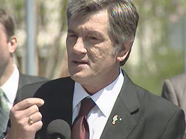 Victor Yushchenko delivers speech on the grounds of the Manitoba Legislature on Tuesday, May 27, 2008.