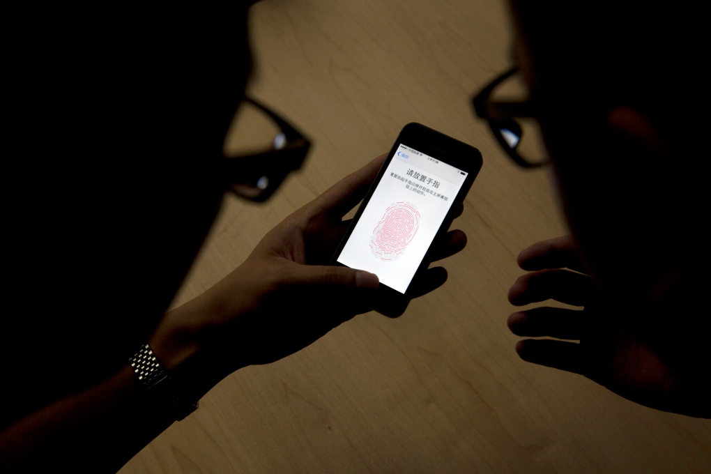 Apple iPhone demo of fingerprint scan technology
