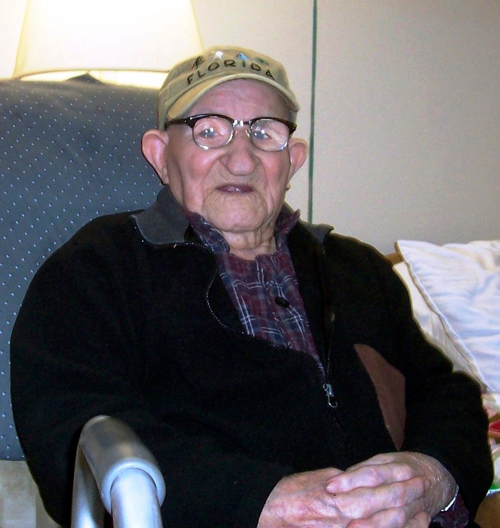 Умер самый старый в мире. Самый старый мужчина в мире. Самый старший человек в мире. Дедушка 110 лет.
