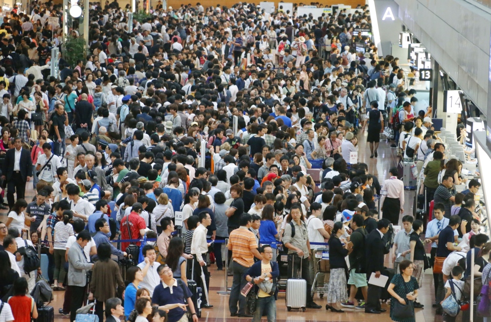 Сколько человек проживает в японии. Толпа людей Токио. Толпа японцев. Япония толпа людей. Большой Токио население.