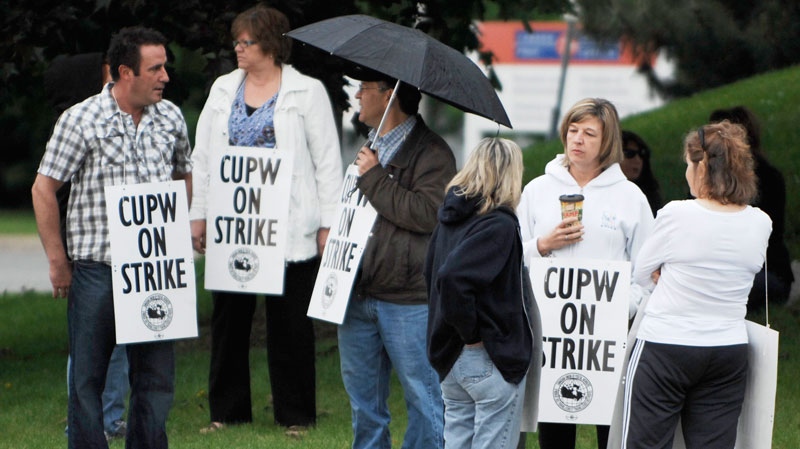 Canada Postal workers picket the Millen Rd. plant in Hamilton, Ontario on Saturday morning June 4, 2011. THE CANADIAN PRESS / Hamilton Spectator-Ron Albertson