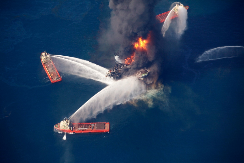  Deepwater Horizon oil rig burns