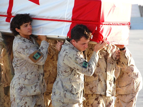 Master Cpl. Lizette Leblanc and Cpl. Jessie Veltri carry the casket of Capt. Richard (Steve) Leary at Kandahar Airfield on Wednesday, June 4, 2008. (Murray Brewster / THE CANADIAN PRESS)