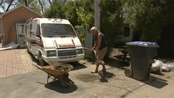 Some 2,000 volunteers are expected in the Richelieu Valley this weekend to help resident clean up. (June 10, 2011)
