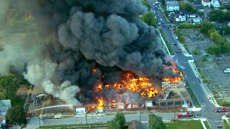 LIVE2: Large commercial building fire in Detroit