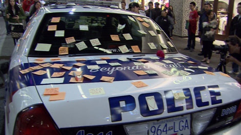 People leave messages of thanks on Post-it notes on a Vancouver police cruiser parked in the city's downtown core. June 17, 2011. (CTV)
