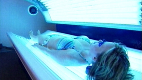 The Canadian Cancer Society wants restrictions on tanning beds for people under the age of 18.