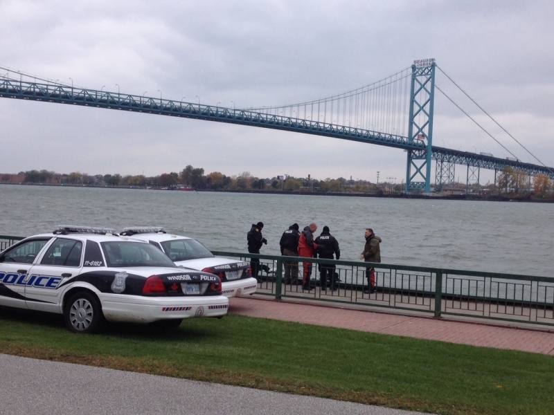 Windsor police pull a body from the Detroit River at Mill Street and Russell Street in Windsor, Ont., Friday, Nov. 1, 2013. (Chris Campbell / CTV Windsor)
