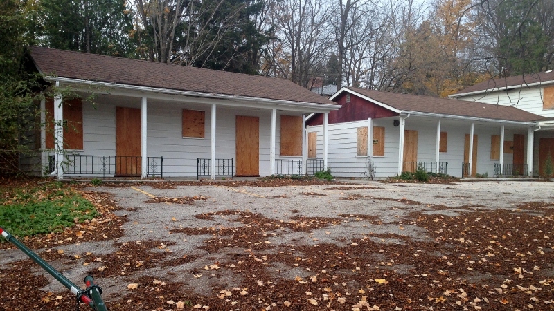 The boarded-up Lake Simcoe Motel in Barrie. (Mike Walker / CTV Barrie)