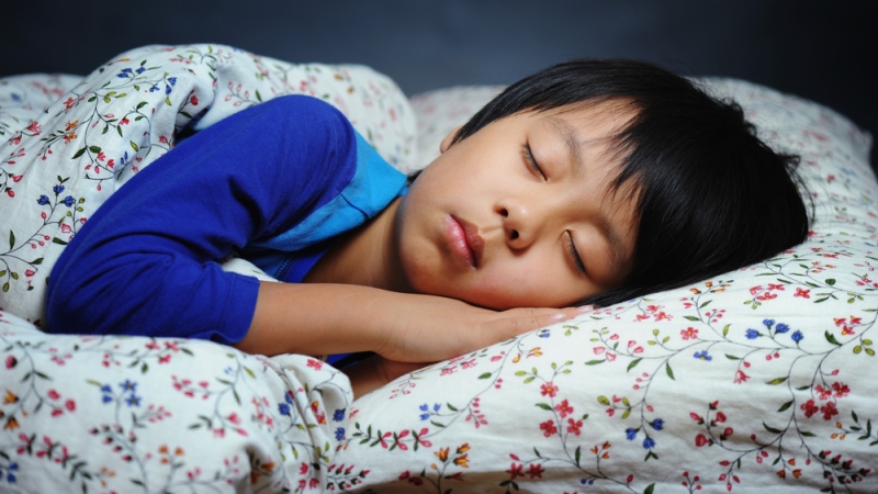 A child sleeping in bed. (Hung Chung Chih/Shutterstock.com)