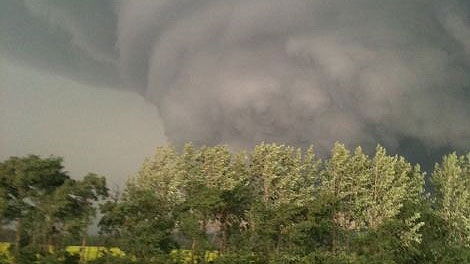 A violent summer storm rolls in near Olds, Alta. on Thursday, July 7, 2011. Image: @HillsideMike.