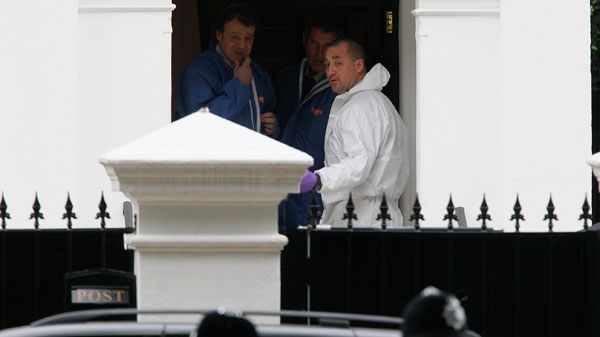 Police forensic officers are seen outside the home of British pop singer Amy Winehouse in north London, Saturday, July, 23, 2011. (AP / Alastair Grant)