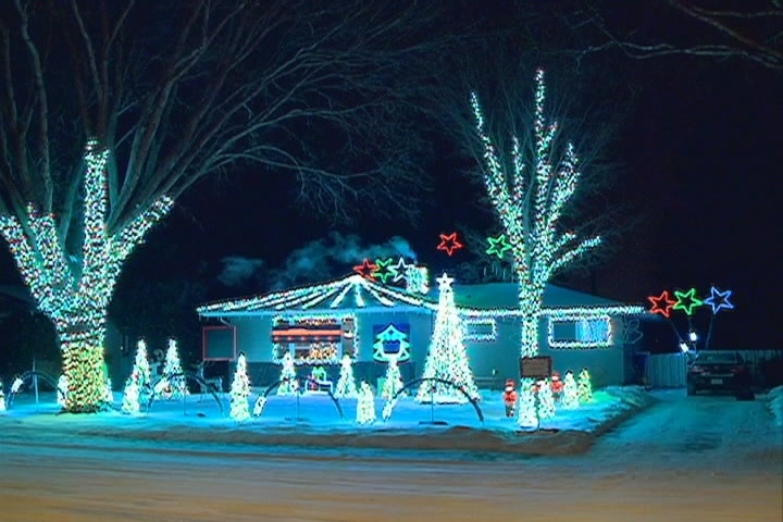 Saskatoon homeowner times extravagant light display to classic holiday ...