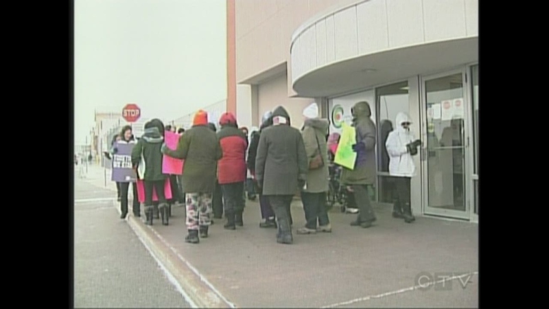Personal support workers protest outside the CCAC in St. Thomas, Ont. on Wednesday, Dec. 11, 2013. (Gerry Dewan / CTV London)