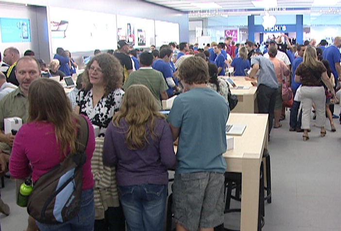 Shoppers crowd an Apple store in Waterloo, Ont.