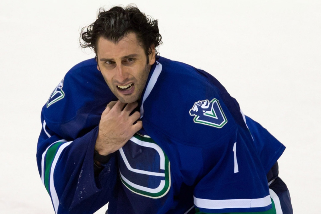 Vancouver Canucks coach's decision to bench Roberto Luongo for Heritage  Classic illogical and unpopular