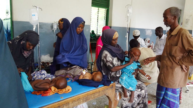 Somalis from southern Somalia wait with their  malnourished children in a Banadir hospital in Mogadishu, Somalia, Monday, Aug 15, 2011. (AP Photo)