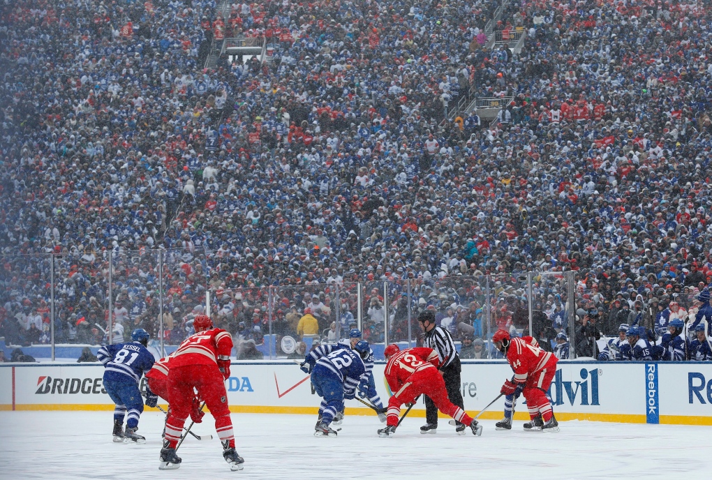 Матчи новый год. NHL Winter Classic 2014. Торонто Детройт НХЛ. Detroit Red Wings Winter Classic 2009. Локомотив зимняя классика.