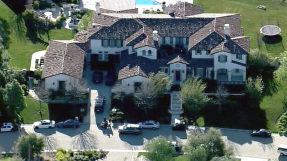 LIVE2:  Police surround Justin Bieber's house