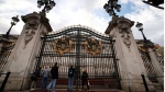 Tourists gather at the area in front of Buckingham Palace in central London, Monday, Oct. 14, 2013. (AP / Lefteris Pitarakis)