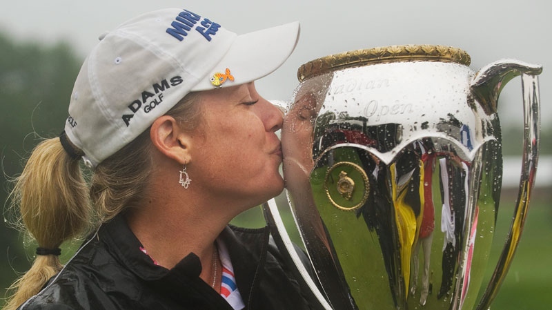 Brittany Lincicome from the United States kisses the trophy on the 18th green after winning the Canadian Women's golf open at the Hillsdale Golf Club in Mirabel, Que., near Montreal, Sunday,  August 28, 2011. (Graham Hughes / THE CANADIAN PRESS)