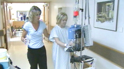Jessie McQuitty (R) and her mother Joan (L) after having a lung transplant in 2004.