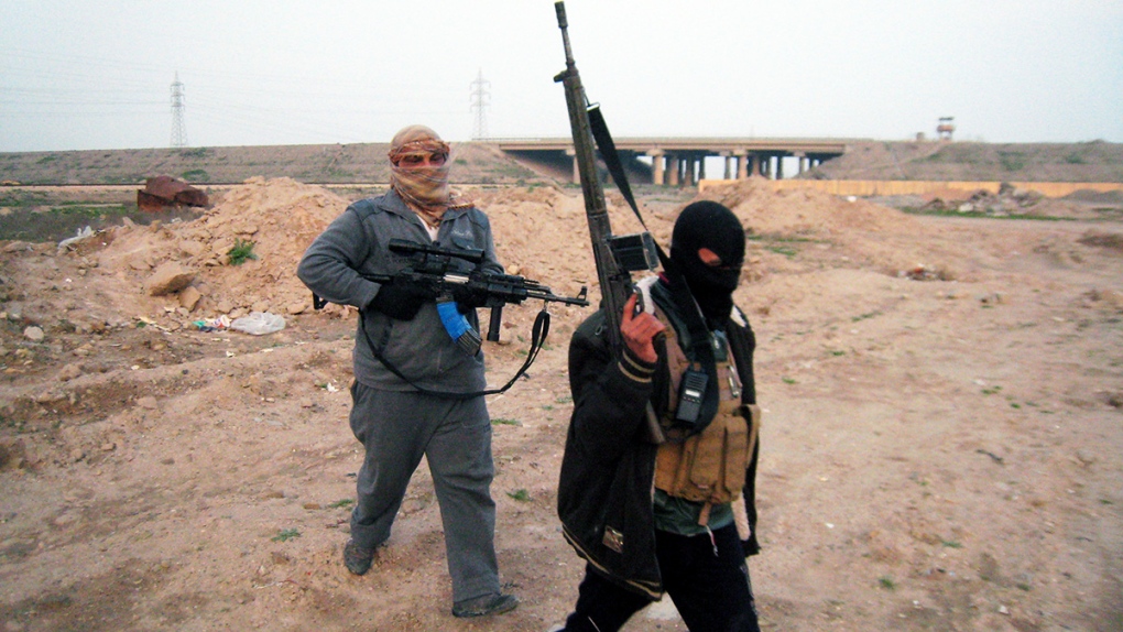 Gunmen take up combat positions in Fallujah, Iraq