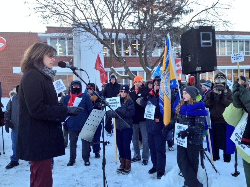 London-Fanshawe MPP Teresa Armstrong speaks at a postal worker rally in London, Ont. on Monday, Jan. 27, 2014. (Jim Knight / CTV London)