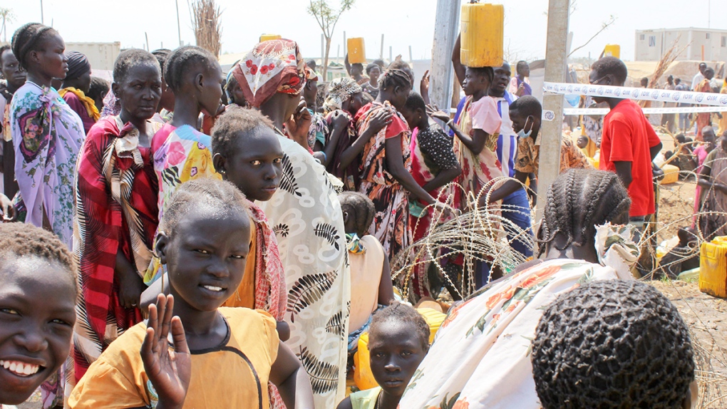 Displaced South Sudanese women queue for water