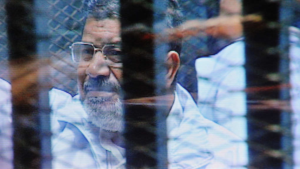 Morsi's lawyers walk out of court to protest cage