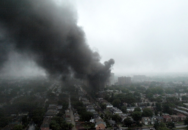 Smoke pours out of the apartment during the fire on Second Avenue in Scarborough on Sunday, July 20, 2008. (Iwona Pawluk / MyNews.CTV.ca)