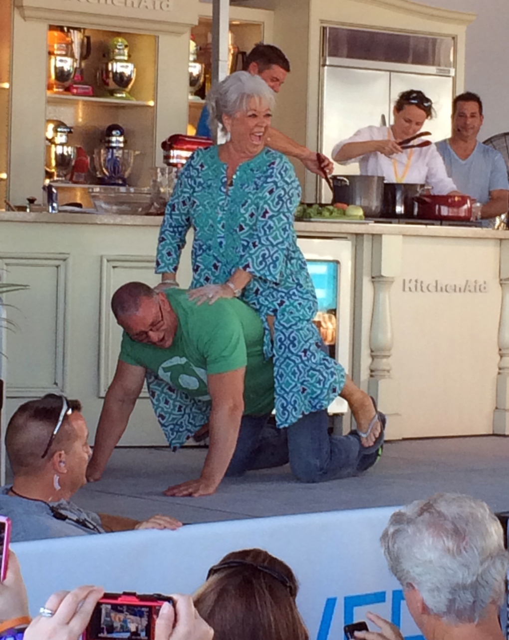 Paula Deen apologizes at cooking demo in Florida