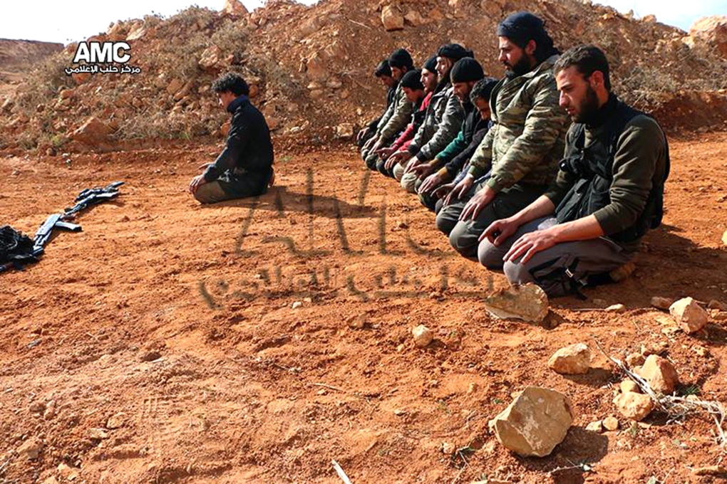 Syrian rebels pray on frontlines