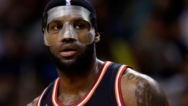 LeBron James switches from black to clear mask against Orlando Magic at
