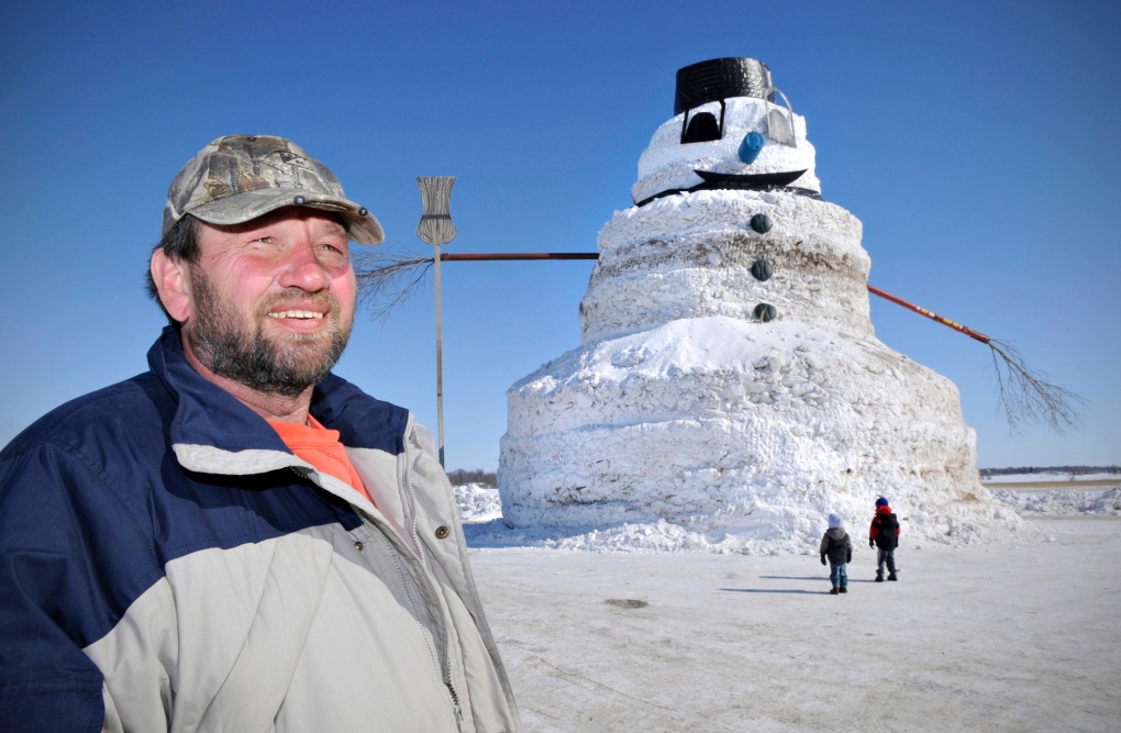 U.S. farmer builds giant snowman