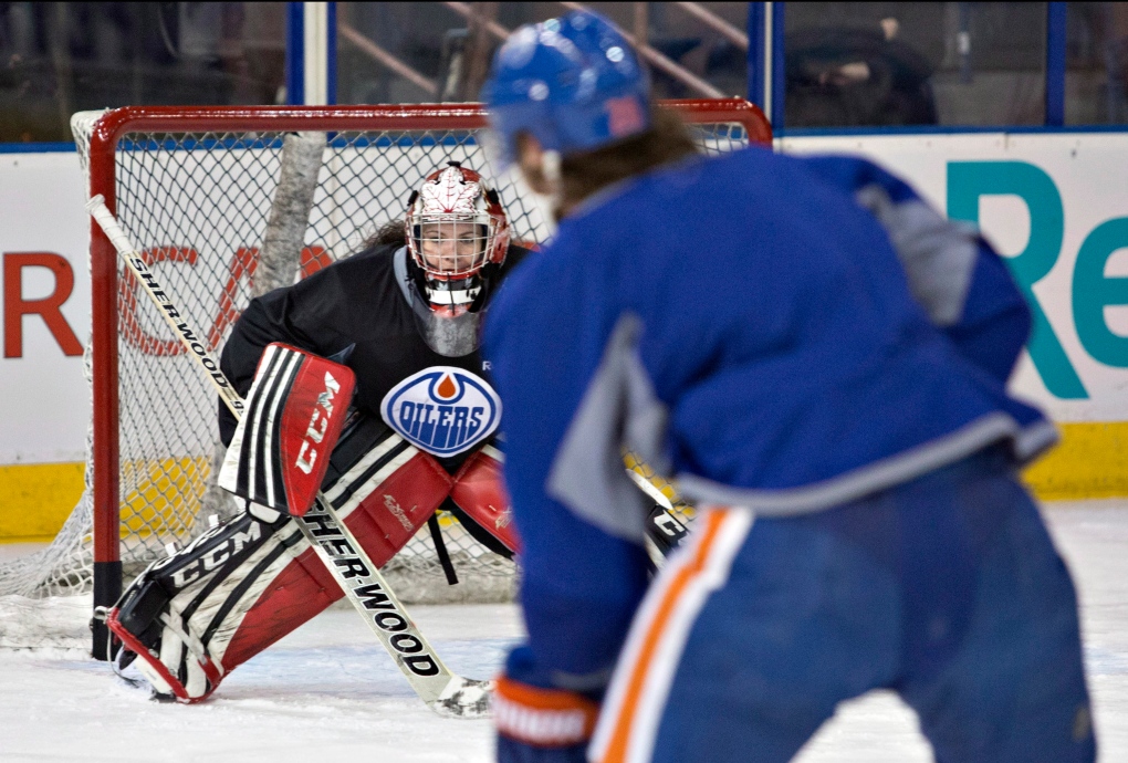 Shannon Szabados practices with Oilers