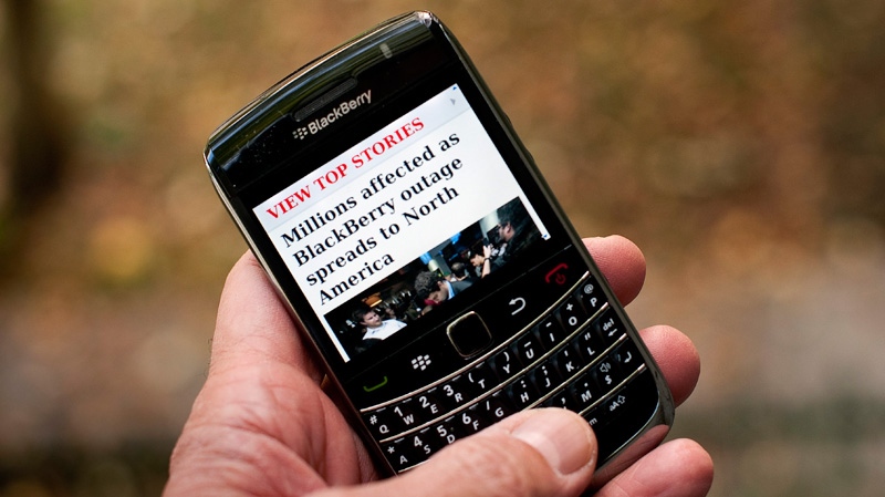 Canadians report BlackBerry service disruptions