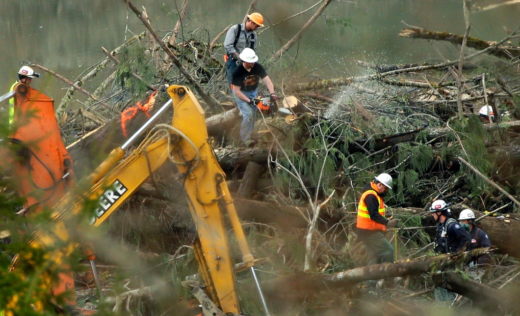 Crews cleaning up site of Washington mudslide